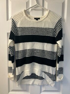 Super cozy black & cream chunky knit sweater by Majora 🤍🖤